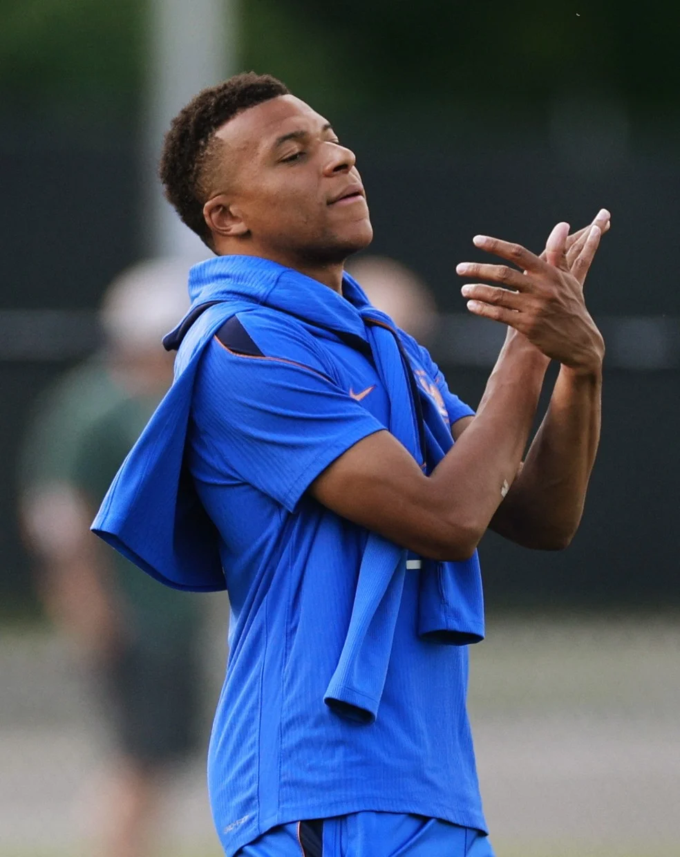 Mbappé vira analista em treino da França — observando companheiros
