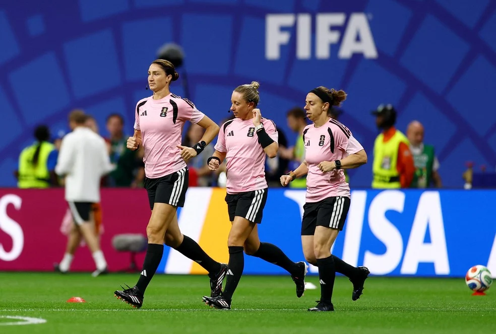 Trio feminino de arbitragem em África do Sul x República Tcheca — Tori Penso, Brooke Mayo e Kathryn Nesbitt