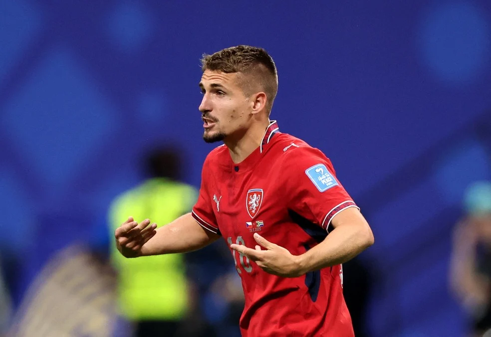 Michal Sadilek comemorando gol pela Tchéquia