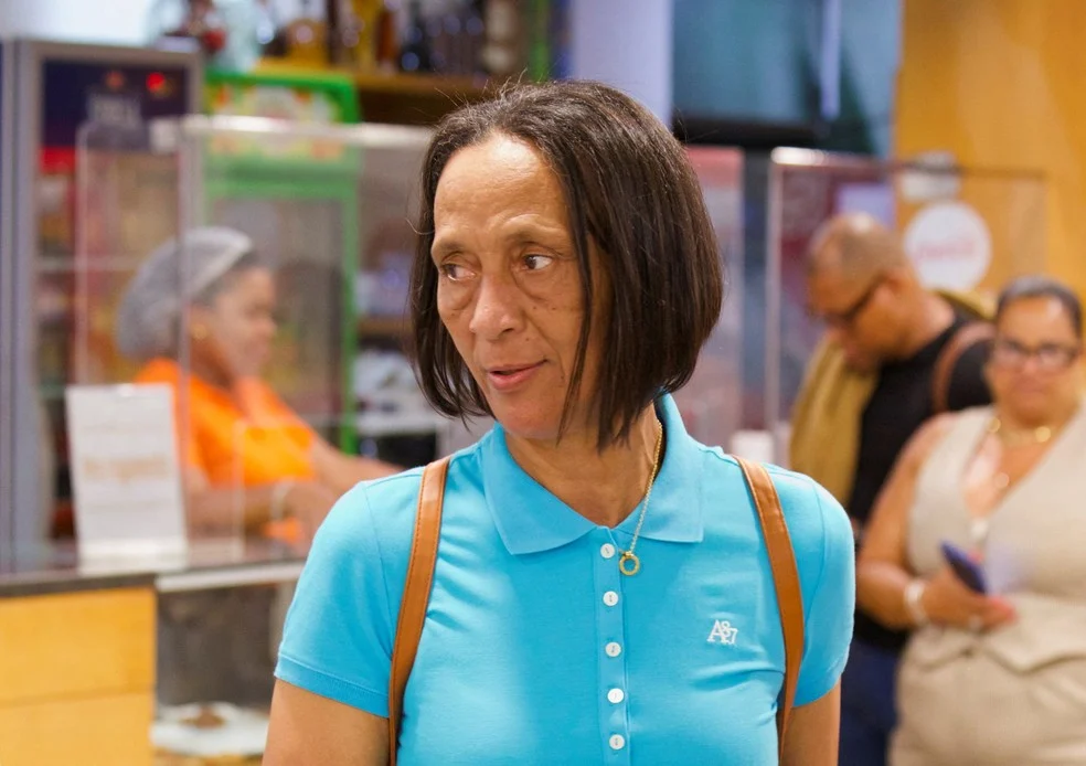 Ana Évora, mãe de Vozinha, embarcando no aeroporto