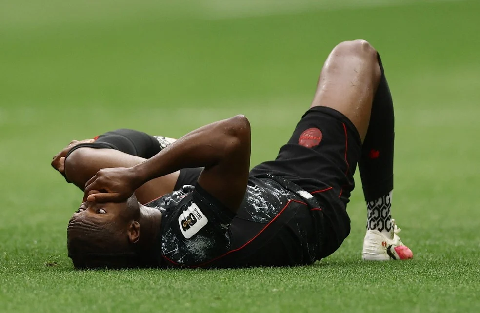 Koné em campo mostrando a gravidade da lesão de Koné