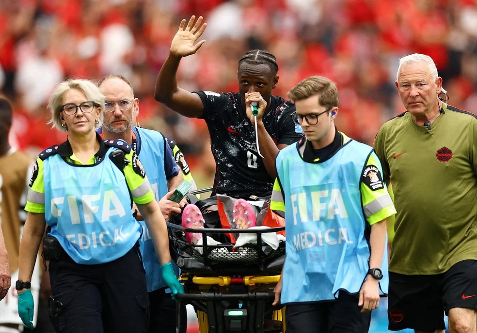 Ismaël Koné sendo retirado de maca após lesão