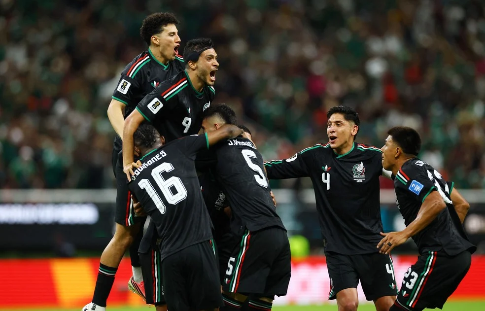 Seleção do México celebra gol — México líder do Grupo A