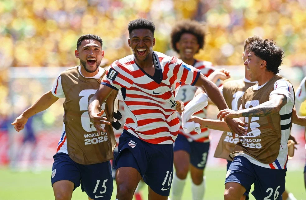 Alex Freeman comemorando gol — Craque do Cartola
