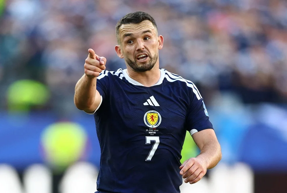 John McGinn em jogo da Escócia contra o Brasil