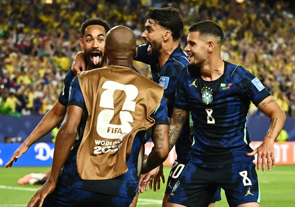 Jogadores do Brasil comemoram gol — Brasil x Escócia