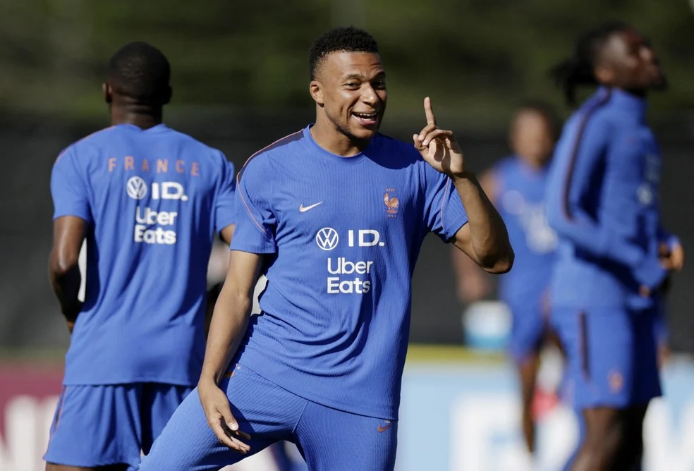 Mbappé artilharia Copas em treino da França