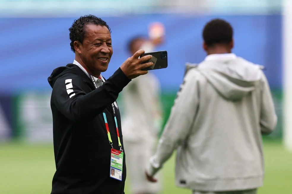 Técnico Bubista com a seleção de Cabo Verde em reconhecimento do gramado
