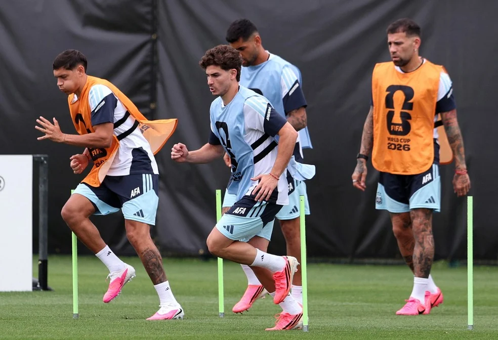 Treinamento da seleção argentina com time misto antes da partida