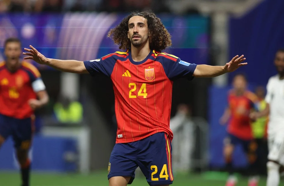 Cucurella no Real Madrid em ação pela seleção da Espanha