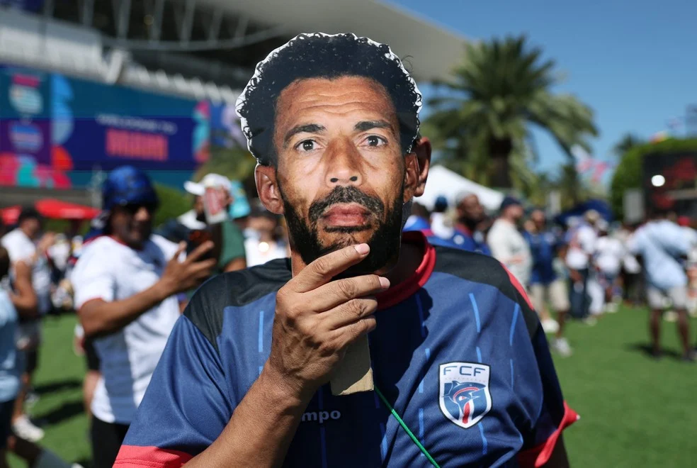 Torcedor com máscara Vozinha na Copa do Mundo