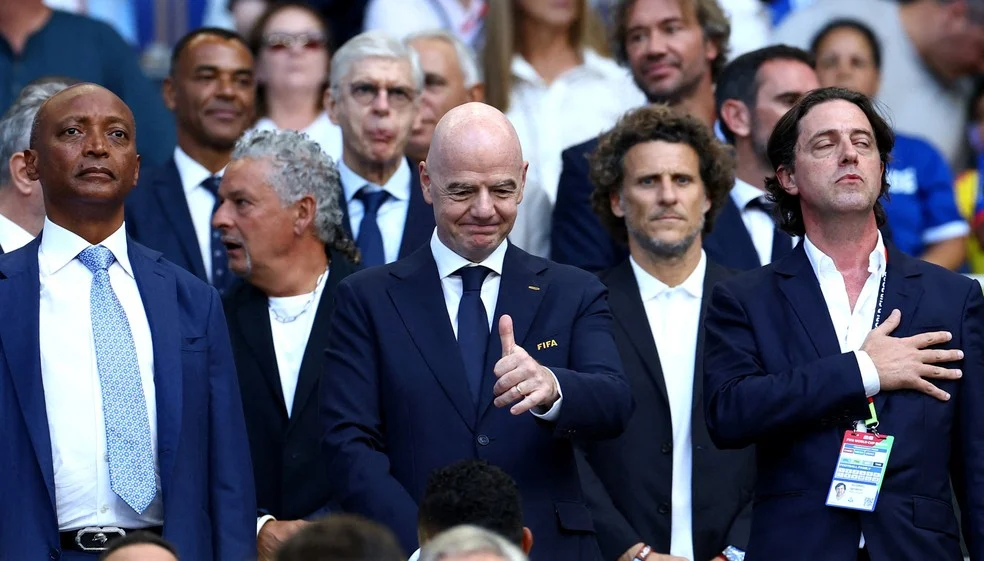 Infantino durante jogo com foco na parada para hidratação