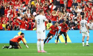 Jogadores em duelo no Grupo G da Copa: Egito x Nova Zelândia