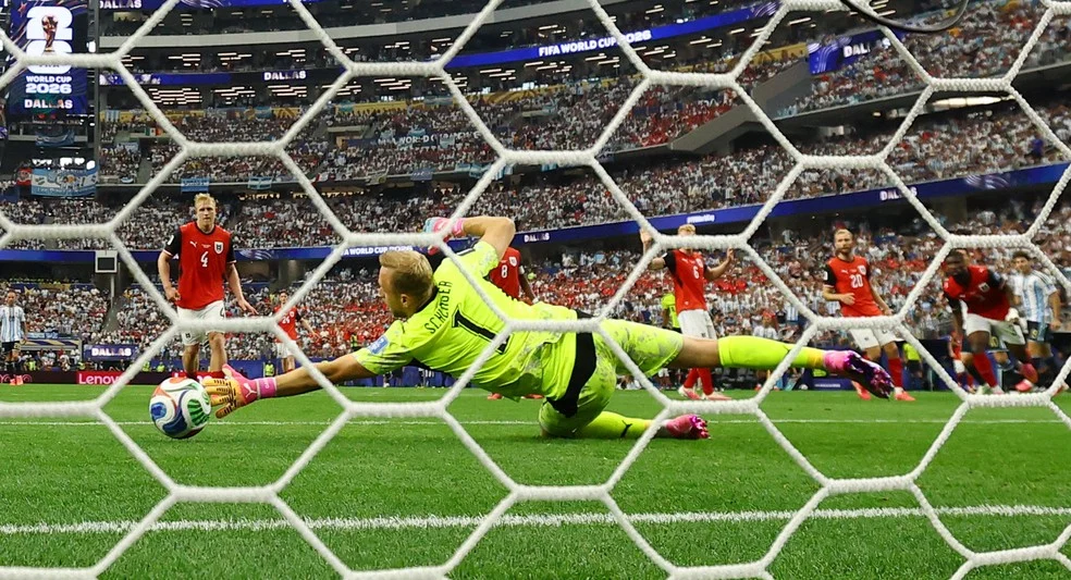 Reação de Schlager durante gol de Messi — imagem mostra surpresa do jogador