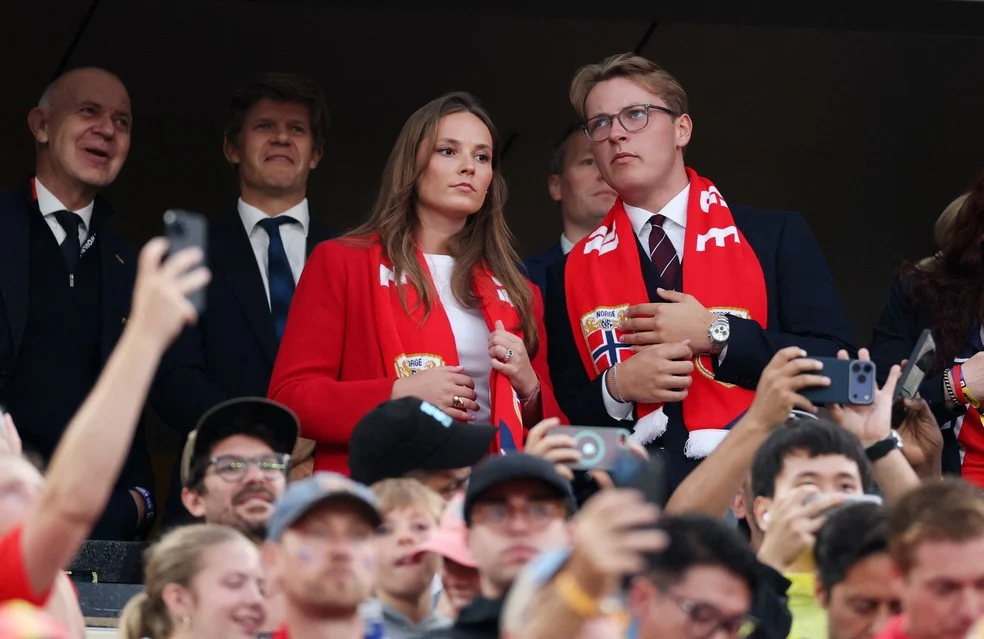 Princesa Ingrid Alexandra e príncipe Sverre Magnus — família real da Noruega no estádio