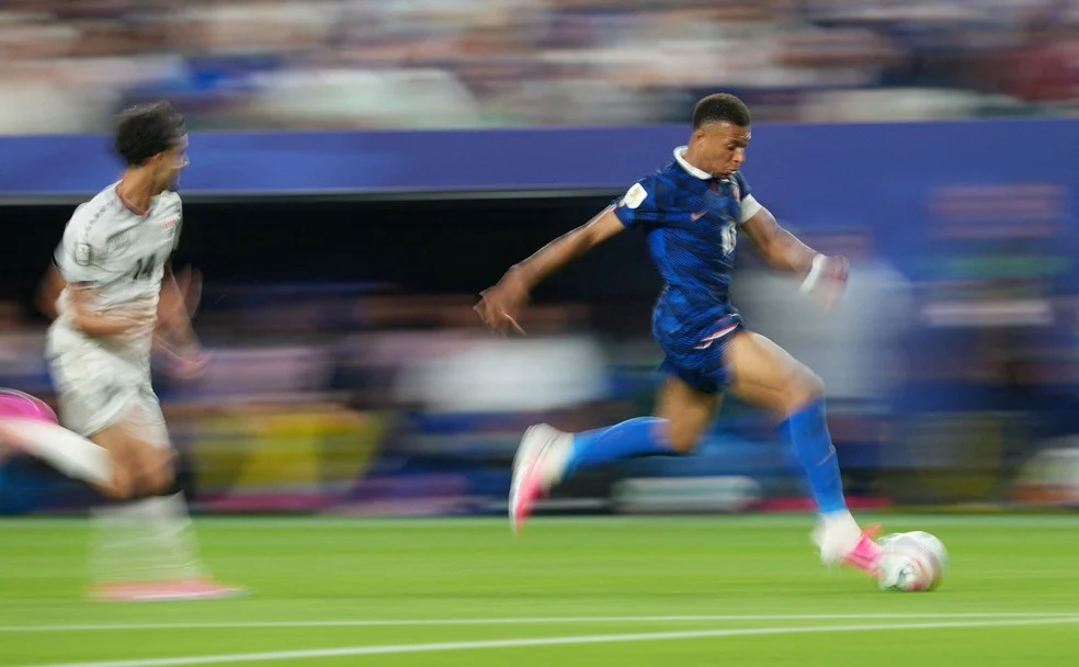 Mbappé comemora gol — duelo com Messi em pauta