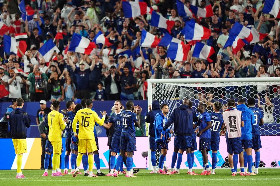 Jogadores da França comemoram após vitória: França x Noruega em disputa pela liderança