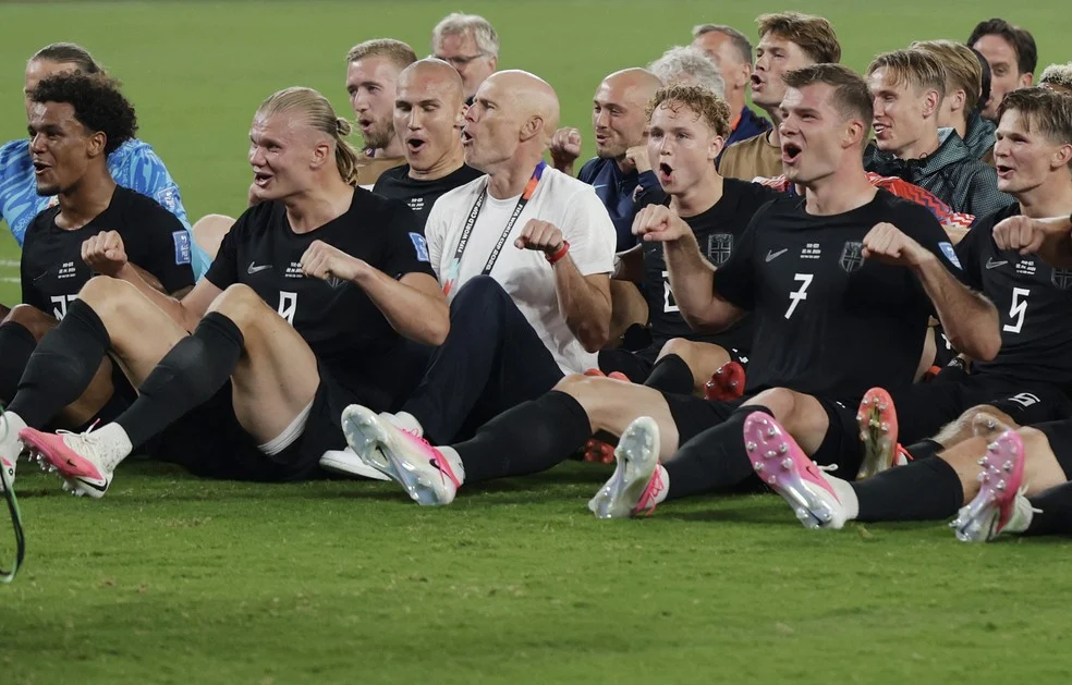 Jogadores da Noruega fazem remada viking no gramado