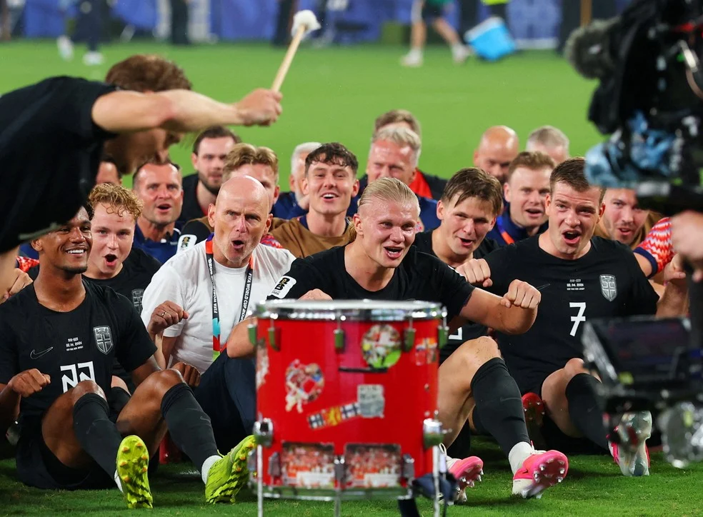 Jogadores e torcida da Noruega em remada viking no MetLife Stadium