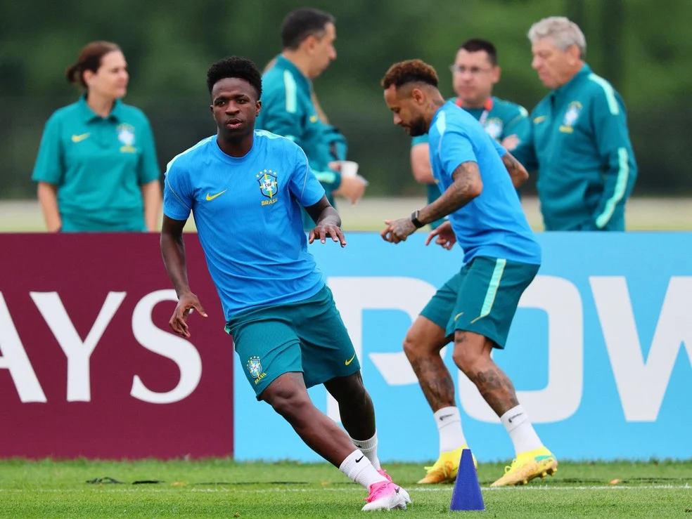 Seleção faz treino antes de - Neymar e Alisson em atividade