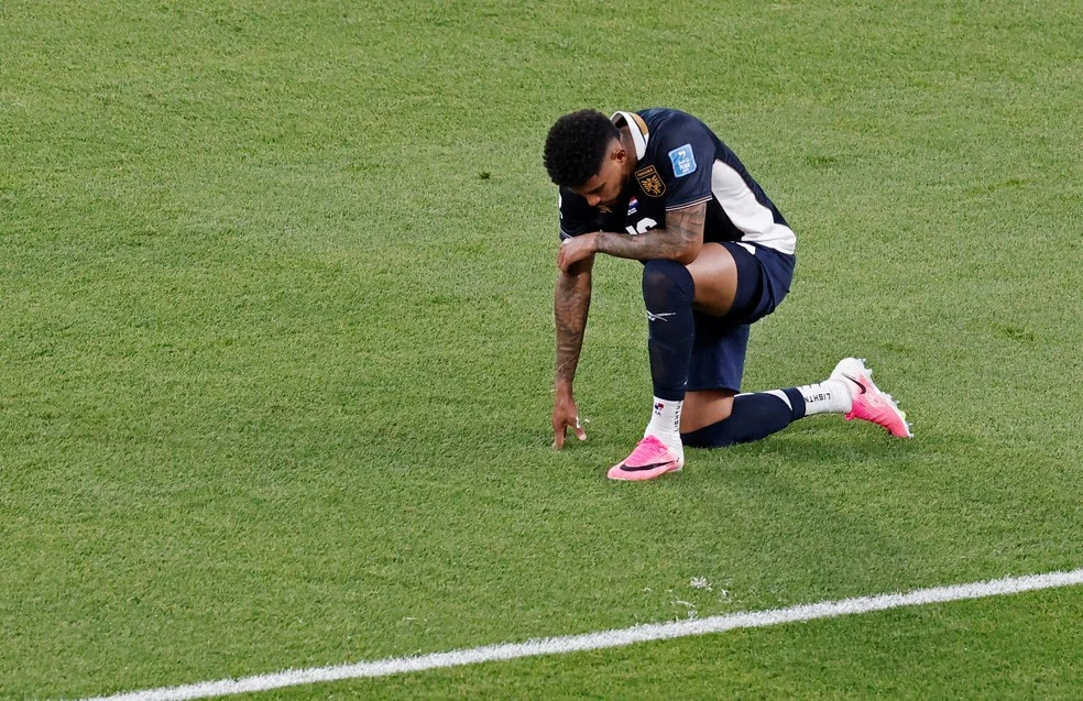 Andres Andrade desolado após derrota — Nova regra da Copa