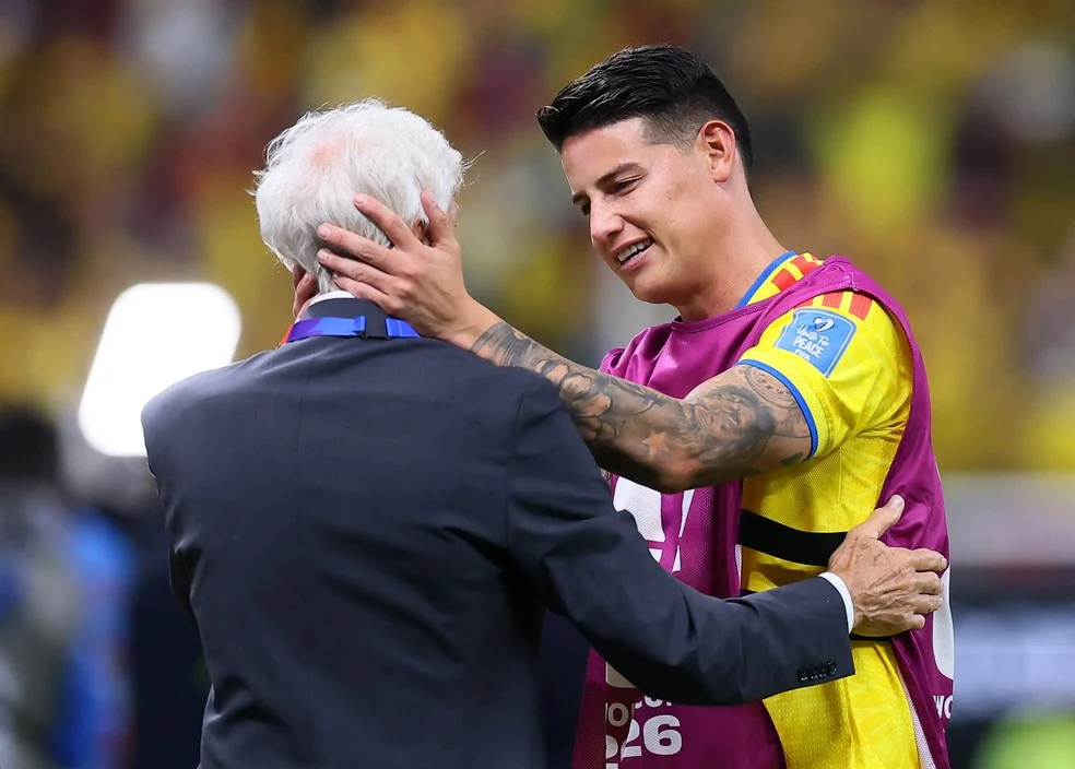 James Rodríguez abraça José Pékerman — Colômbia Copa do Mundo