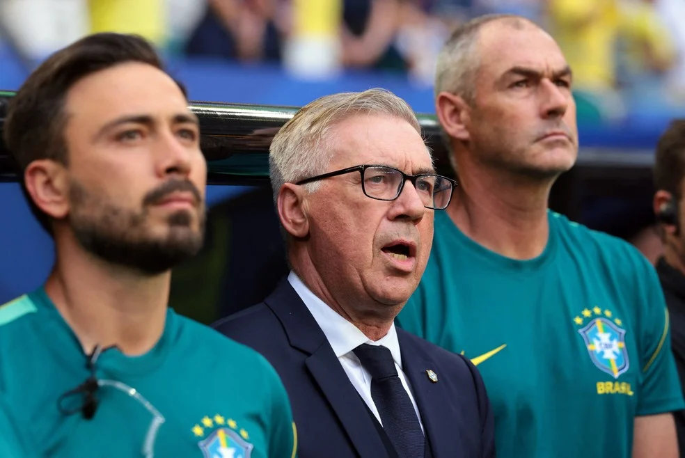 Ancelotti cantando hino durante Brasil x Escócia