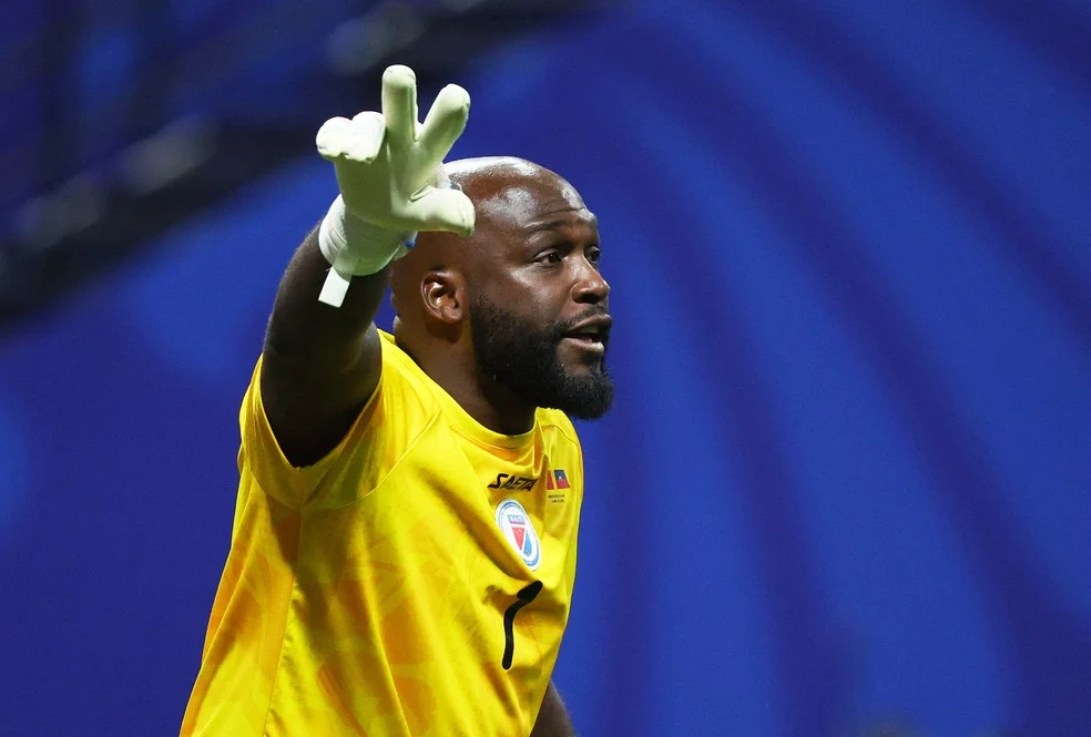 Johny Placide em ação pelo Haiti na Copa do Mundo