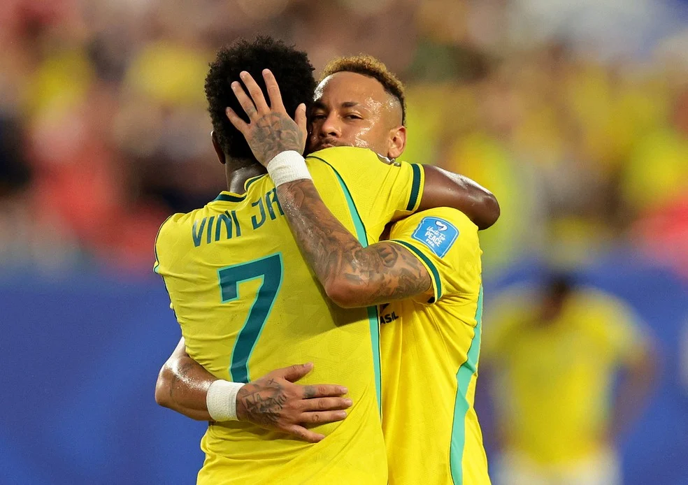 Neymar volta cumprimenta Vini Jr. durante Brasil x Escócia