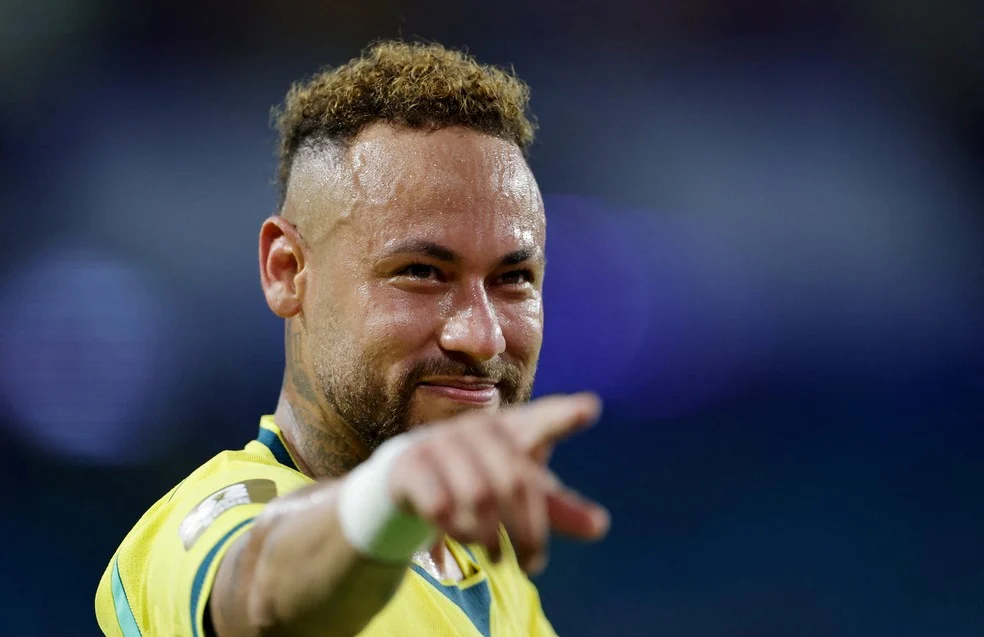 Neymar no banco durante Brasil x Escócia