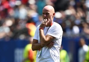 Solbakken em campo após recuperação — parada cardíaca de sete minutos