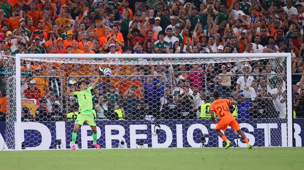 Bono defende pênalti de Summerville e trio hostilizado nas redes