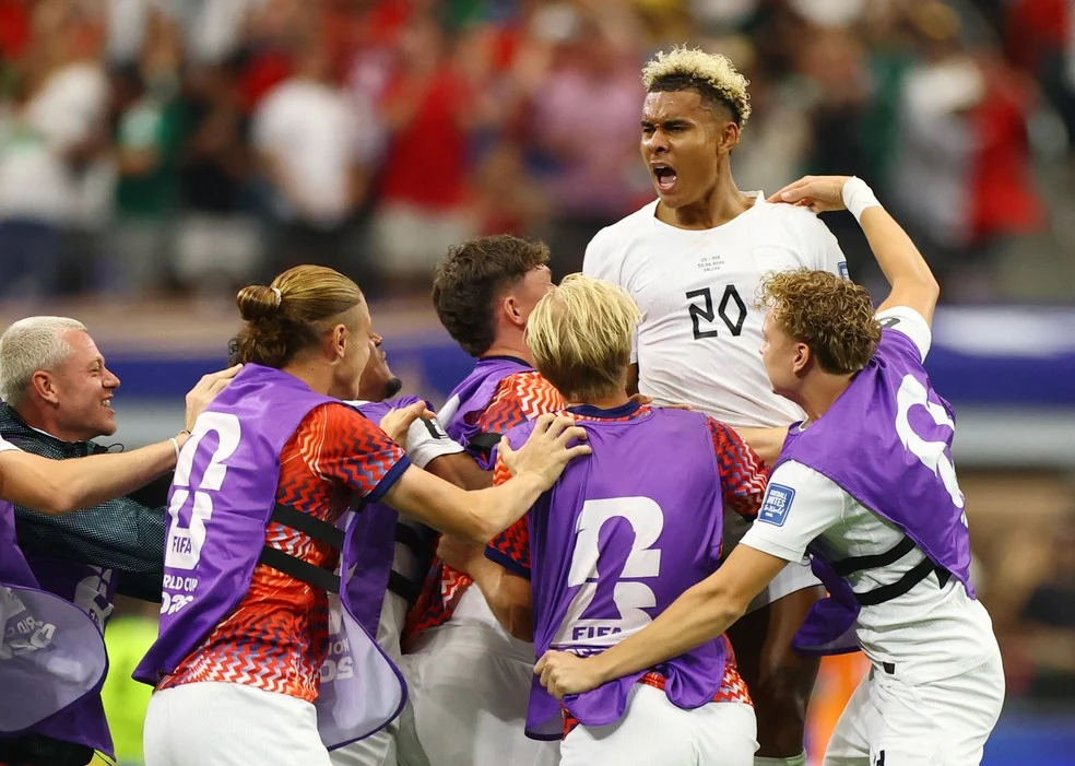 Antonio Nusa comemorando após o golaço — Neymar norueguês em campo