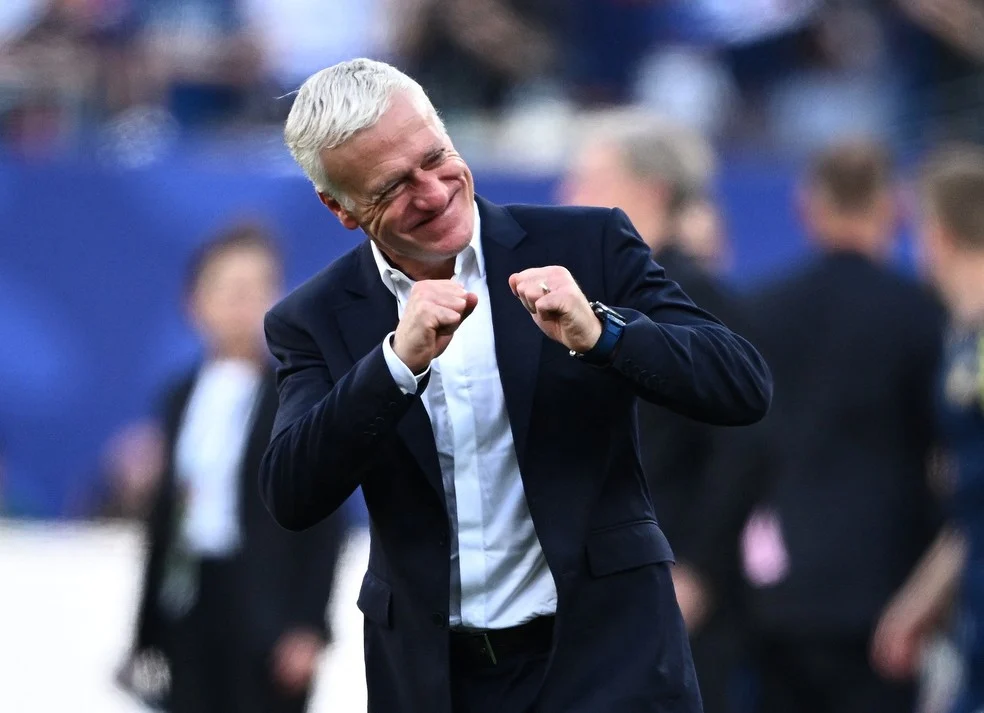 Deschamps França comemora vitória contra a Suécia