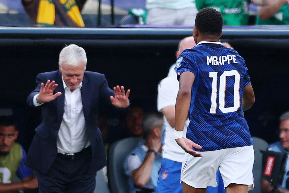 Deschamps e Mbappé no momento da substituição
