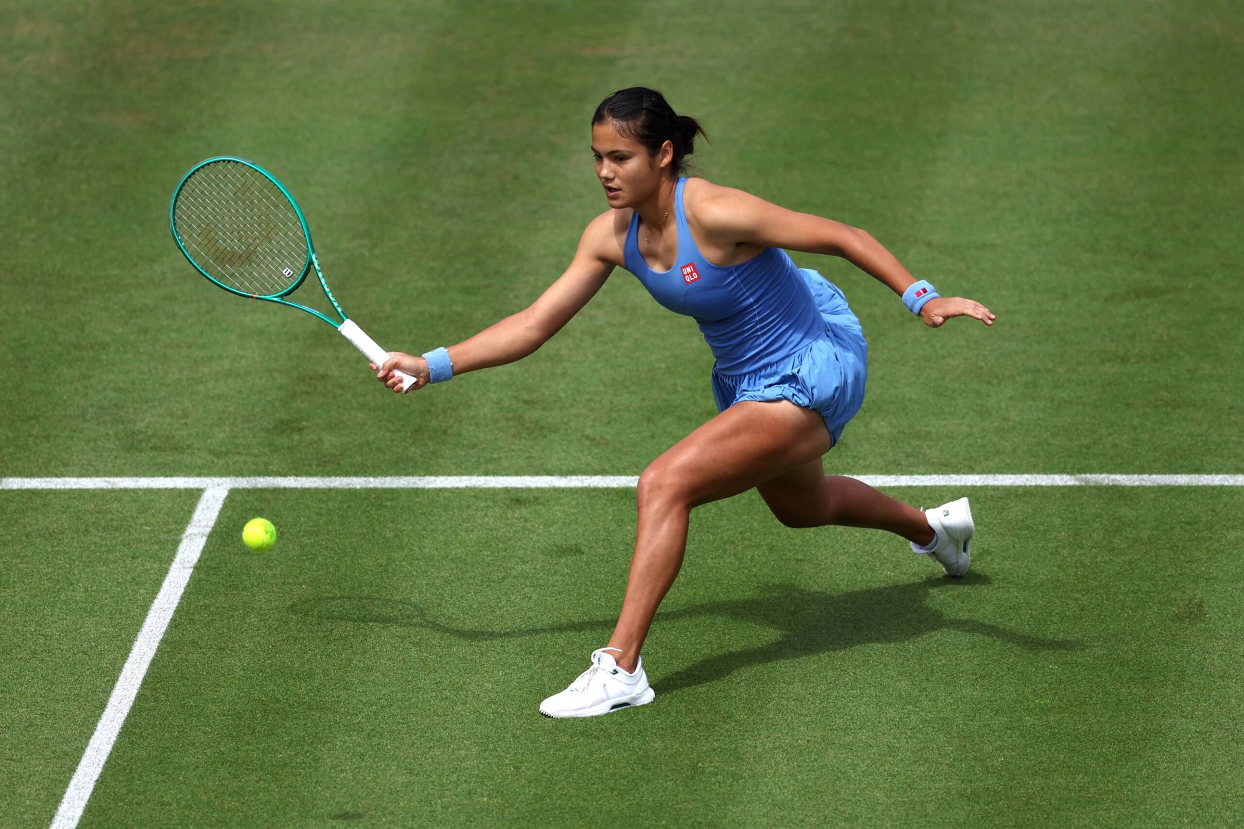 Emma Raducanu vence a primeira em quadra
