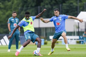 Luiz Henrique e Gabriel Martinelli em treino — substituto de Raphinha