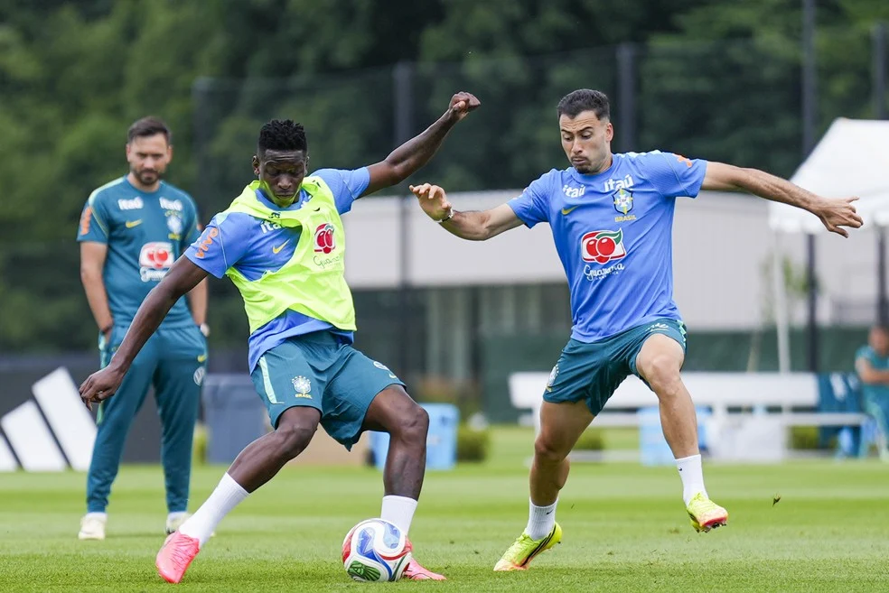 Luiz Henrique e Gabriel Martinelli em treino — substituto de Raphinha