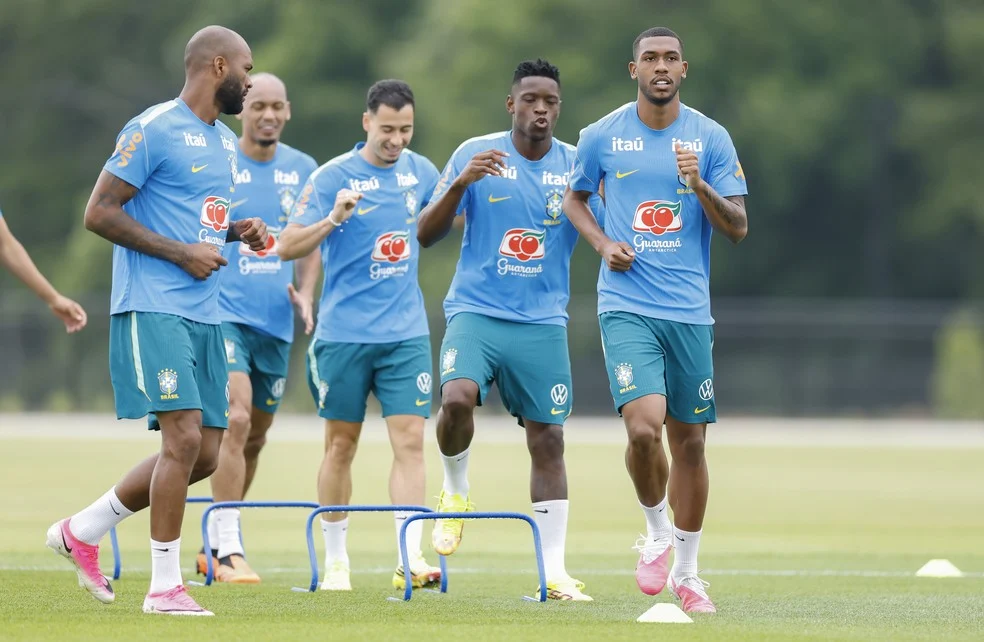 Rayan, Luiz Henrique e Martinelli em treino da seleção — substituto de Raphinha
