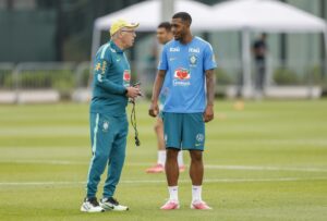 Rayan titular ao lado de Ancelotti em treino da seleção brasileira