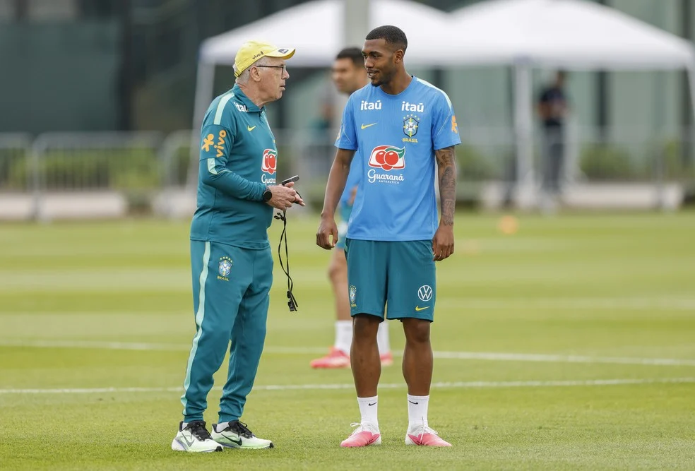 Rayan titular ao lado de Ancelotti em treino da seleção brasileira