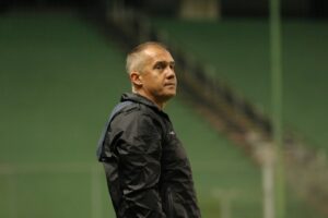 Eduardo Baptista comandando treino do Criciúma — Criciúma é decisão