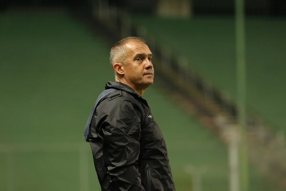 Eduardo Baptista comandando treino do Criciúma — Criciúma é decisão