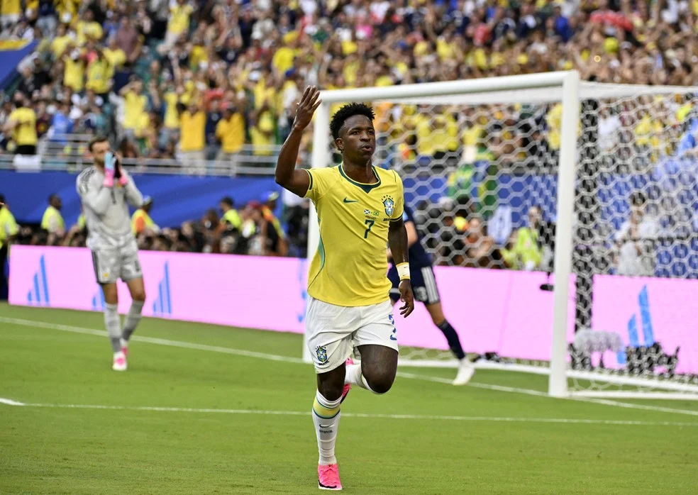 Jogadores comemoram classificação do Brasil após vitória