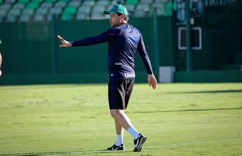 Daniel Paulista orientando treinamento enquanto tenta escalar o Goiás