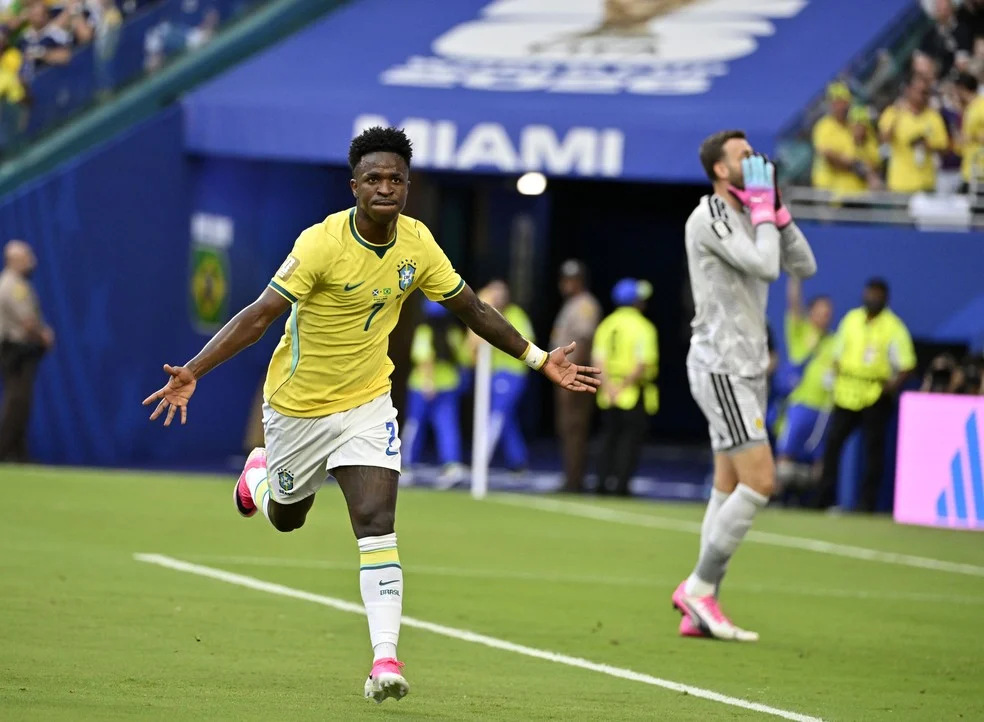 Vini Jr comemora gol pelo Brasil na Copa