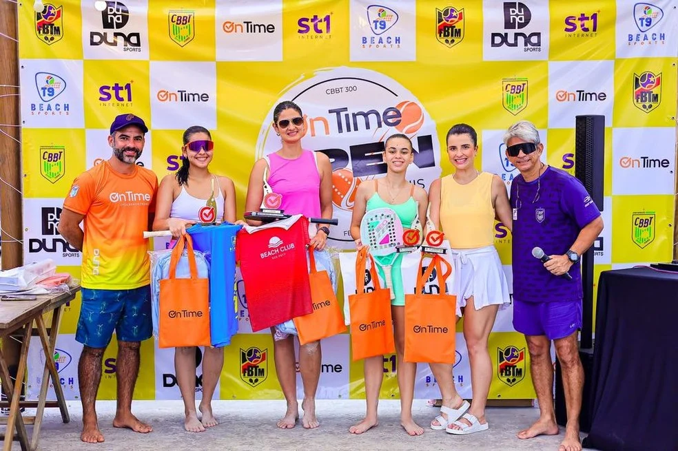 Atletas durante a 4ª etapa do Maranhense de Beach Tennis em São Luís