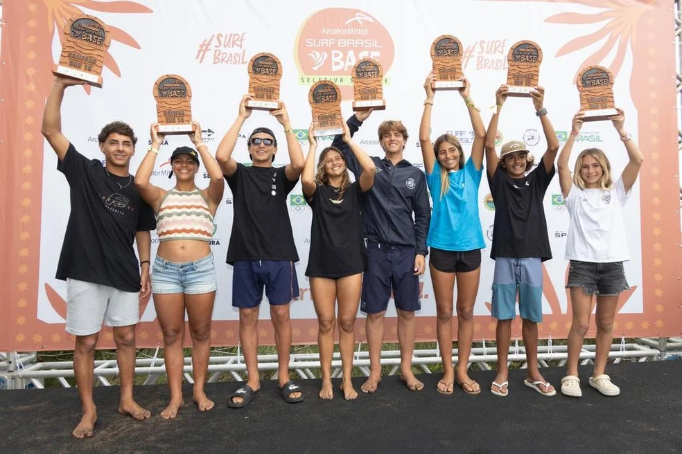 Campeões da fase regional do Surf Brasil Base na Praia de Carapebus