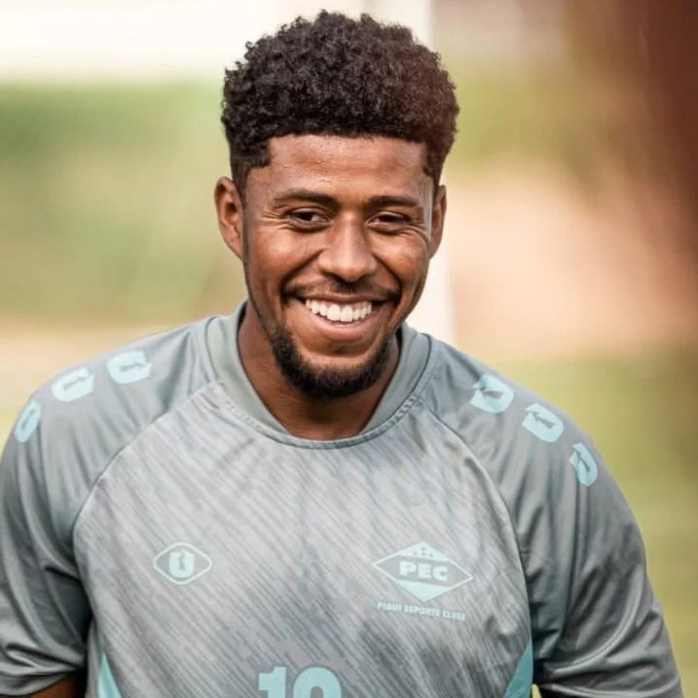Claudevan no Sergipe em treinamento — volante do elenco