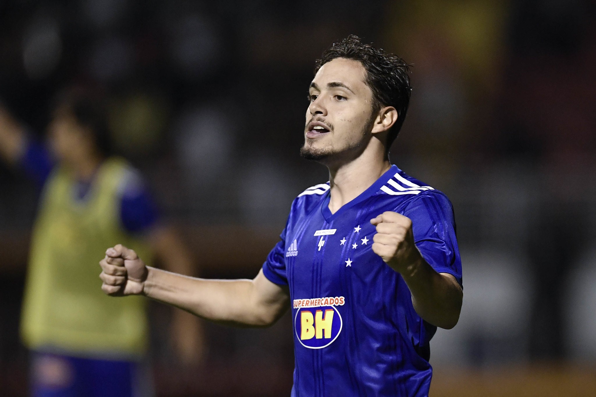 Maurício em campo durante treino de futebol